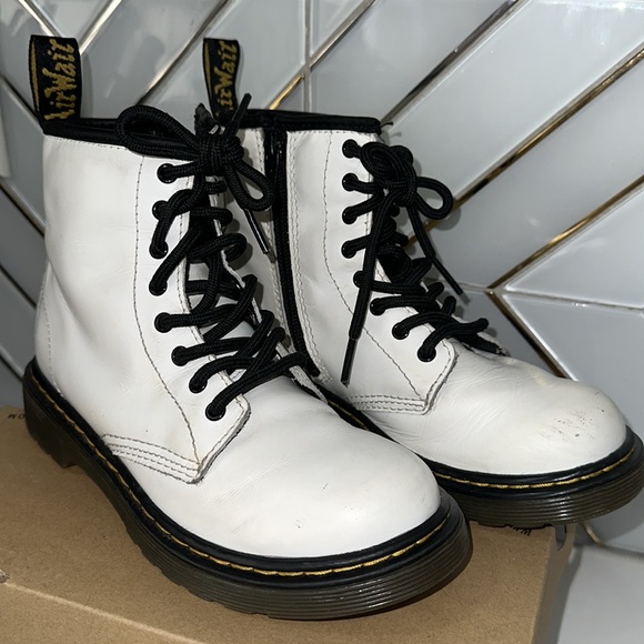 White DR  MARTENS big kids size 2. Some scruffs on the front pls see pictures - Picture 3 of 13